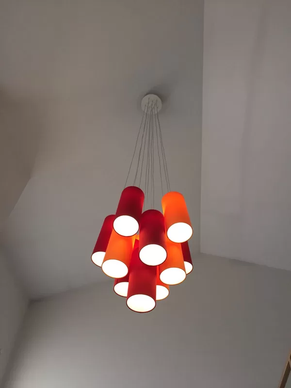 Griestu lampa ar 11 cilindrveida abažūriem privātmājai ar ļoti augstiem griestiem