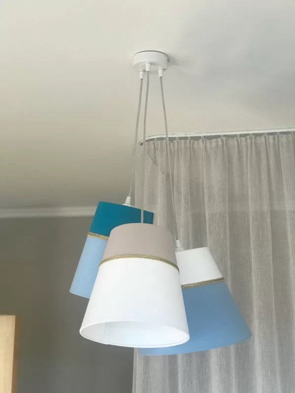 Divkrāsu kombinētā griestu lampa ar 3 abažuriem un dekoratīvu lentīti