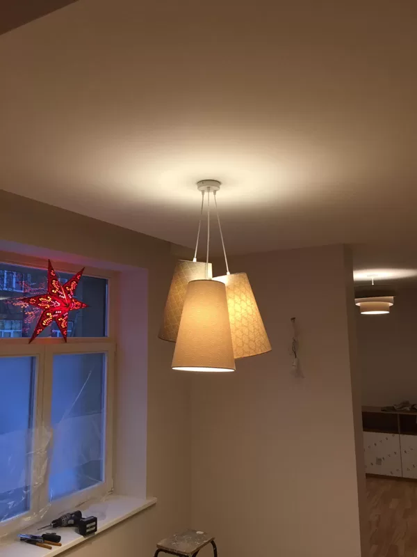Kombinētagriestu lampa ar gariem konusveida abažuriem, ar izmēriem D15 D25 H35cm