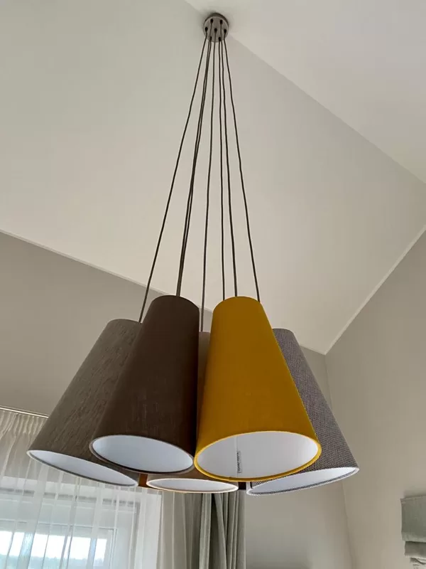 Kombinētā lampa ar 7 konusveida abažūriem un tekstila vadiem