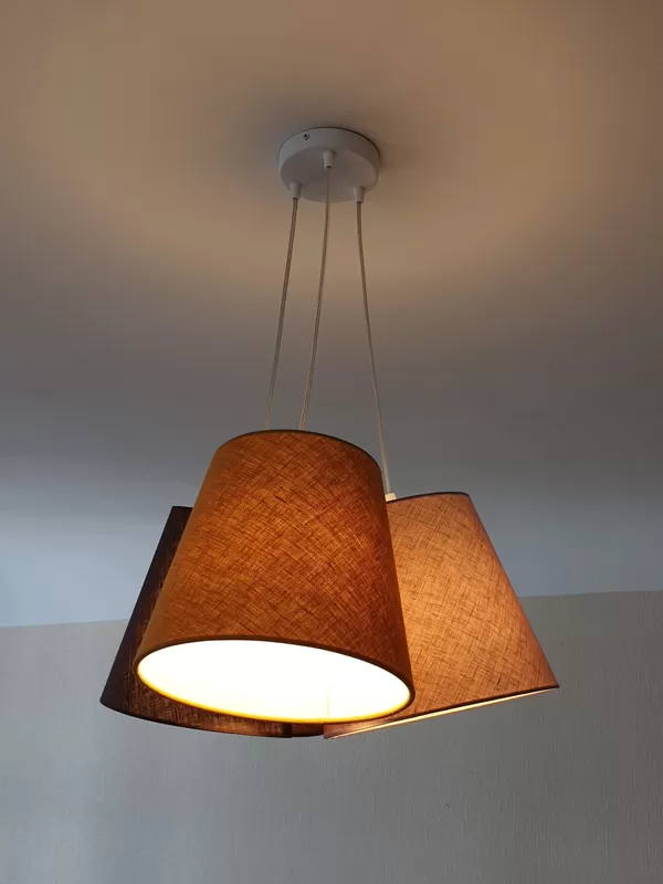 Pušķu lampa ar 3 vienāda izmēra abažuriem ar D17 D25cm