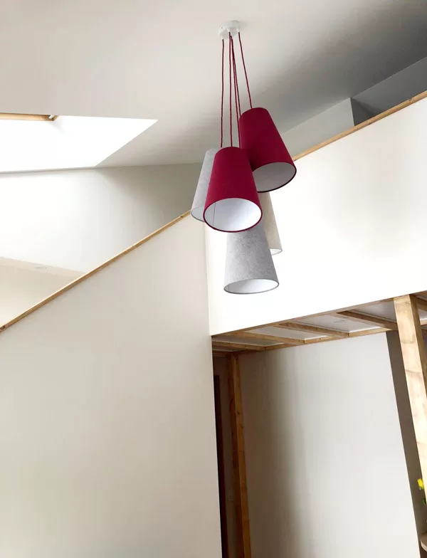 Pušķu lampa ar 5 abažūriem augstiem griestiem