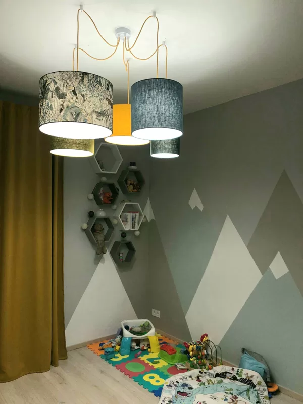"Zirneklīša" formas griestu lampa ar 5 dažādiem abažūriem