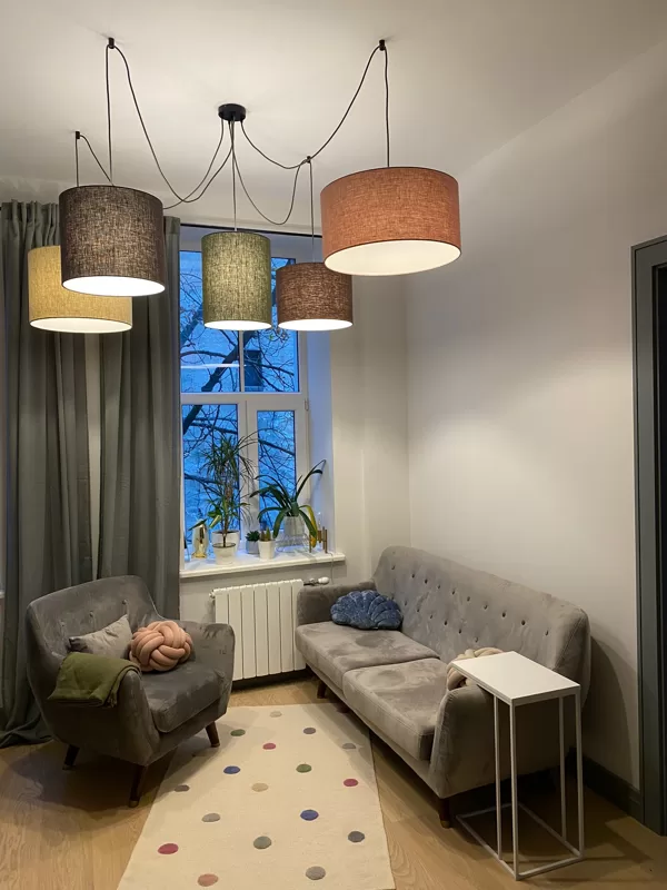 ''Zirneklīšu" lampa ar 5 dažāda lieluma abažūriem no dažādu krāsu linu audumiem