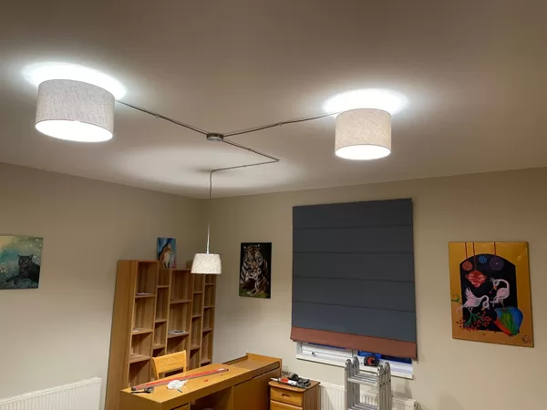 Moderns kombinēto lampu risinājums pie griestiem