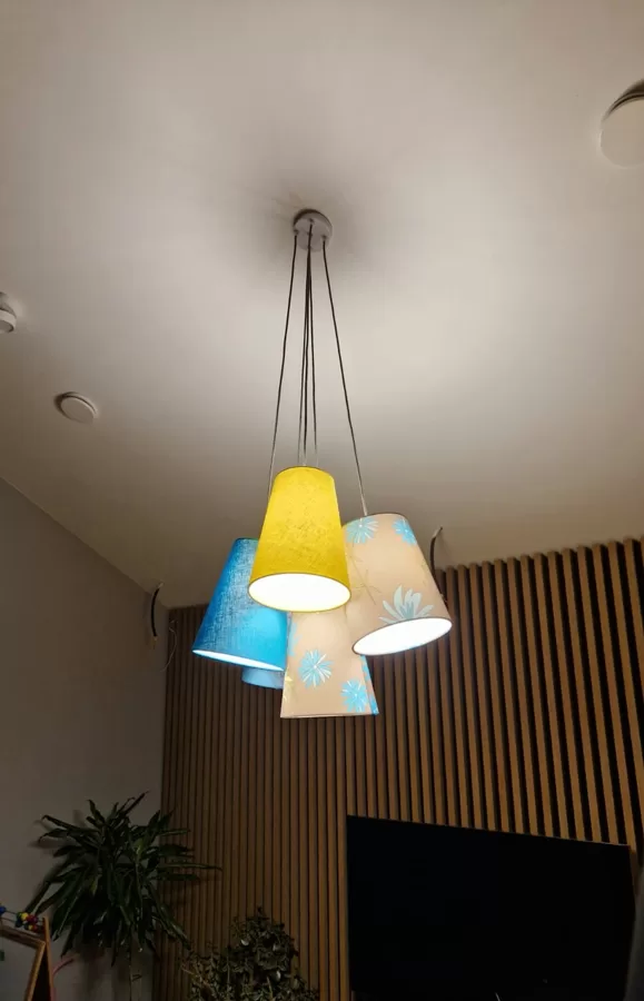 Linu audumi pušķu lampā