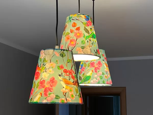 Lampa virs galda virtuvē no printu audumiem