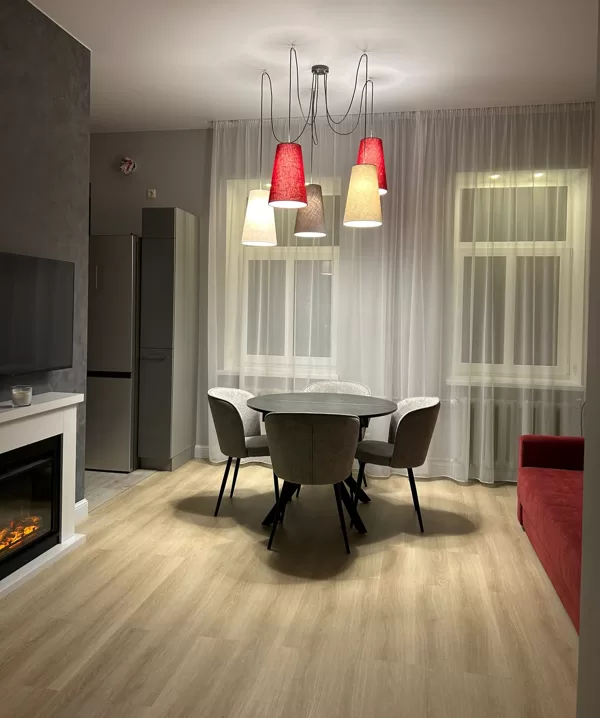 "Zirneklīša " formas lampa ar 5 konusveida abažūriem, izkārtota kaskādē