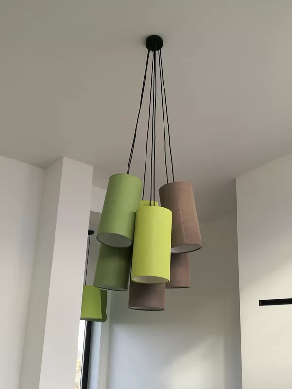 Kombinētā griestu lampa ar 7 slaidiem cilindrveida abažūriem 5 m augstiem griestiem 