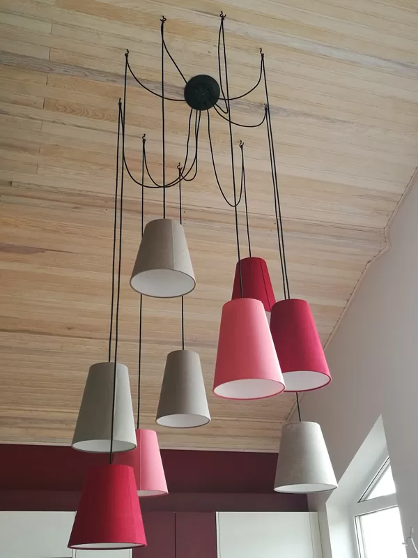 Kombinētā griestu lampa 4,5m augstiem un ieslīpiem griestiem, ar 9 abažūriem