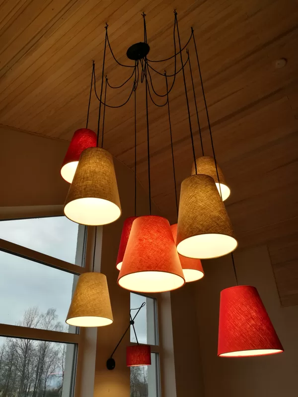 "Zirneklīša" formas griestu lampa ar3 dažādiem linu audumiem un 9 abažūriem: D15 D25 H 32c