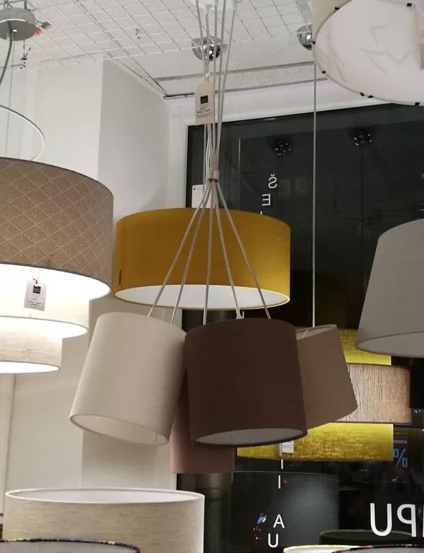 Pušķu lampa virs ēdamgalda ar 5 dažādiem cilindrveida abažūriem
