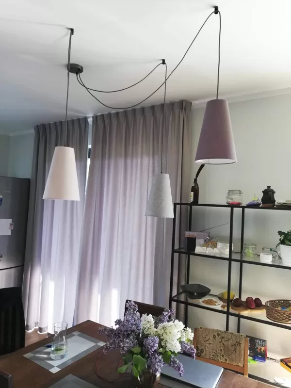 ''Zirneklīša" lampa virs ēdamgalda, linu audumi