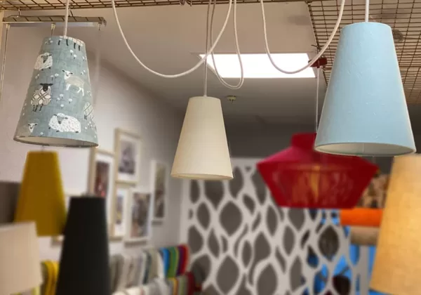 ''Zirneklīšu" lampa bērnu istabai ar 3 konusveida abažūriem