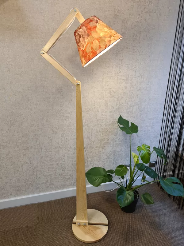 Priedes koka stāvlampa ar ziedu abažūru