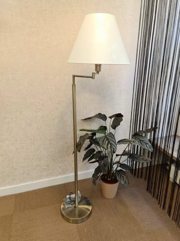 Lampa ar misiņa pamatni