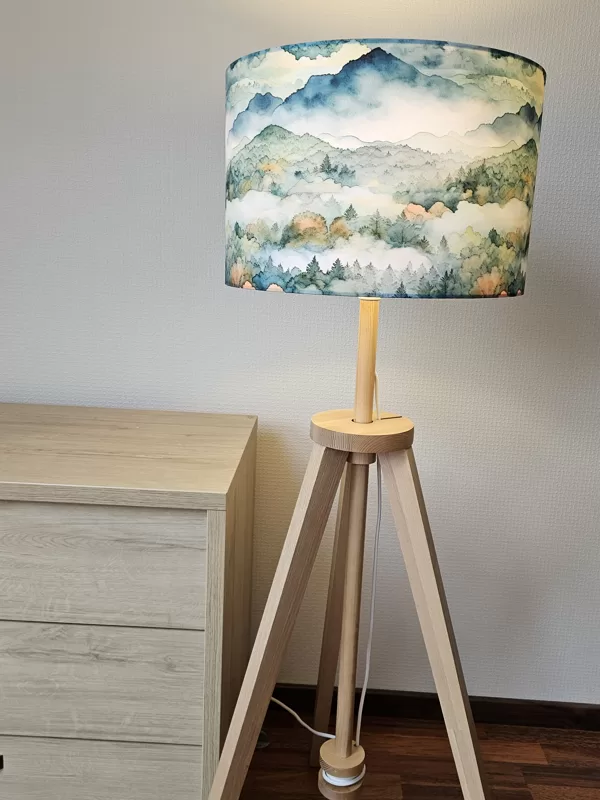 Gaiša koka stāvlampa ar printa auduma abažūru dabas mīļiem.
