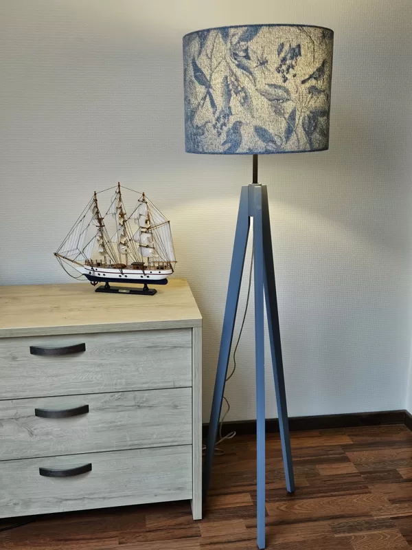 Stāvlampa ar divpusējo abažūru, printa audums iekšpusē