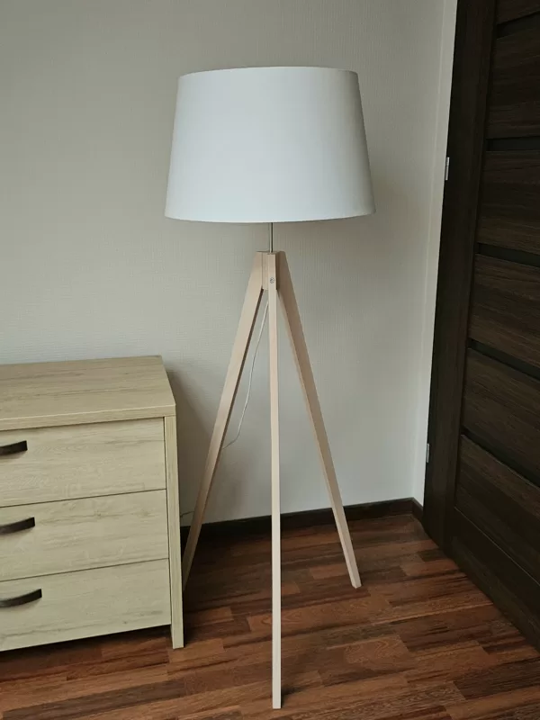 Stabila, gaiša koka stāvlampa ar sniegbaltu abažūru ar lielāko D50cm