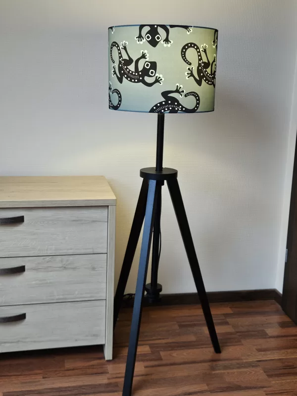 Melna koka stāvlampa ar printa auduma abažuru ar jaukām ķirzaciņām dzīvoklim Tenerifē, D40