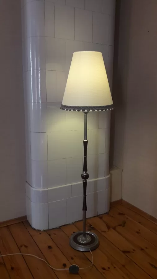 Atjaunota sena stāvlampa