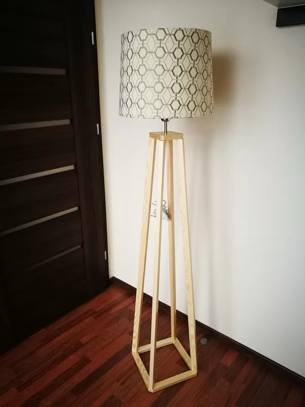 Stāvlampa ar izšūtu audumu