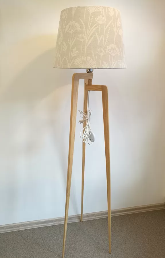 Stāvlampa ar pieneņpūku motīvu