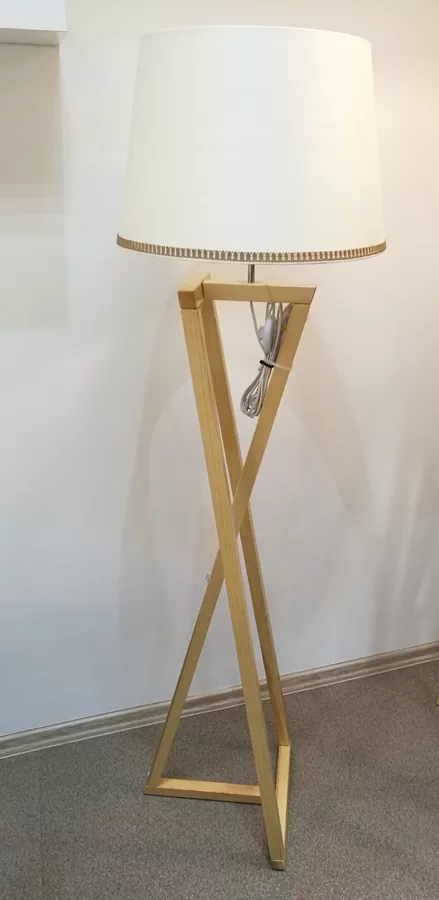 Stāvlampa ar dekoratīvo apmalīti