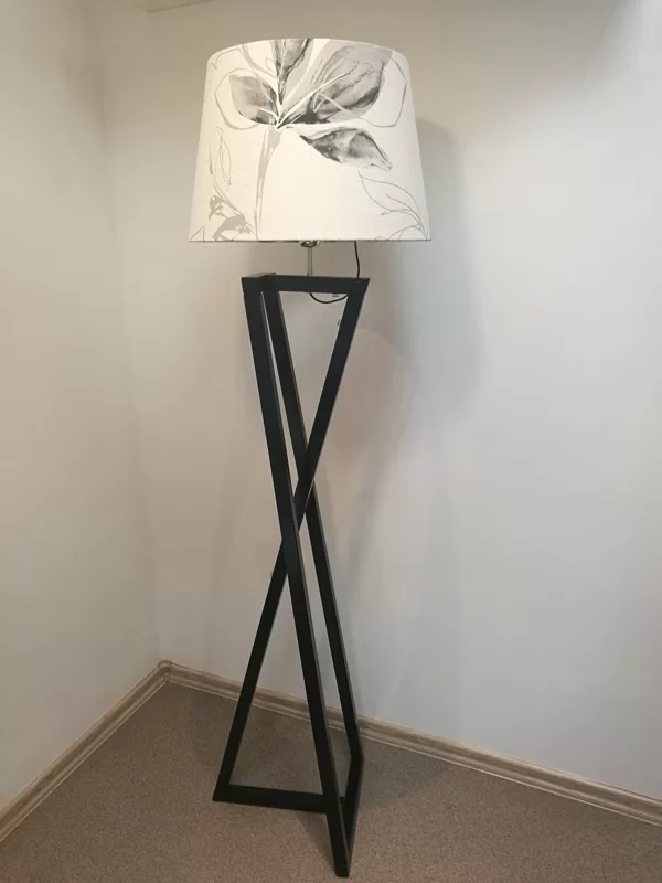 Melns un balts stāvlampā