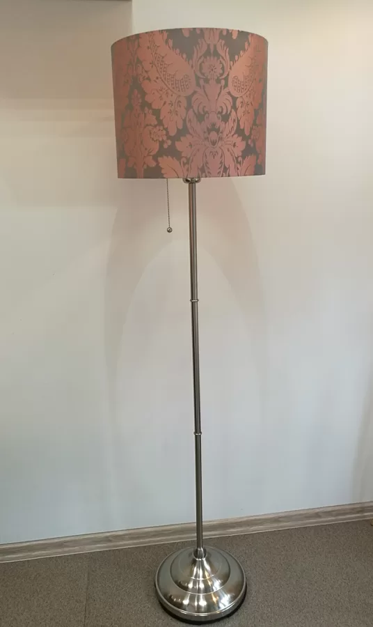 Grīdas lampa ar zīdu.