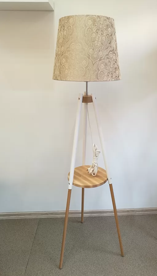 Stabila stāvlampa ar plauktiņu