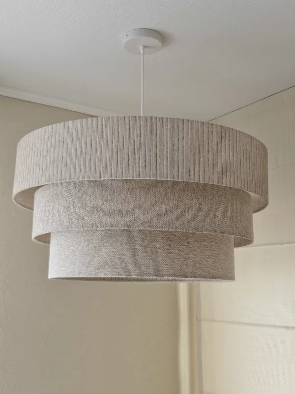 Liela divpusējā "tortītes" lampa, izmantoti divi audumi katrā no līmeņiem. Lampas D70 cm