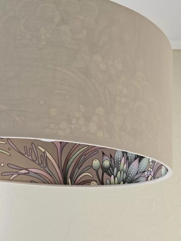 Griestu lampa D45 cm ar lina audumu ārpusē un printa audumu iekšpusē